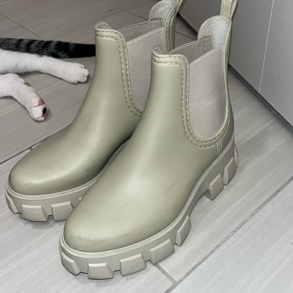 rain boots - size 7